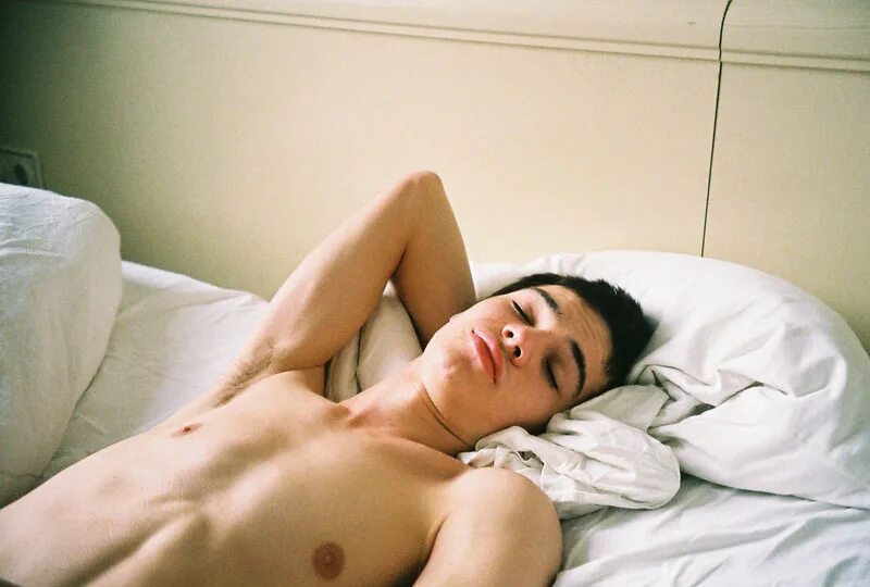 Стояк у спящего парня. Голый мужчина на кровати домашнее. Спящий мужчина с эрекцией. Парень спит. У пацана встал.