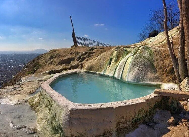 Подземное озеро в пятигорске. Гора машук и озеро провал пятигорск. Пятигорские источники. Питьевая галерея минеральных источников пятигорск. Пятигорск источники минеральной воды.