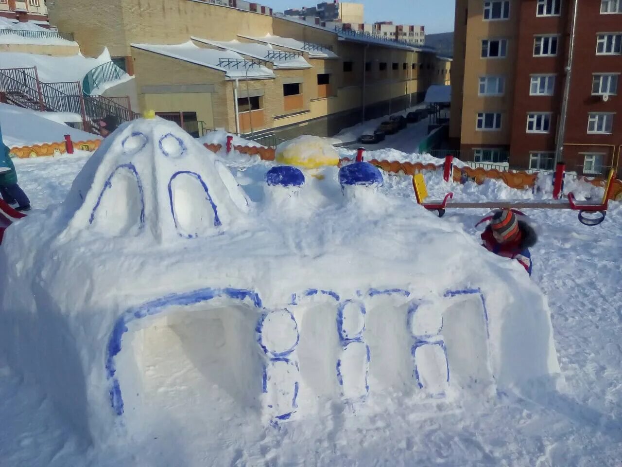 Постройки из снега. Постройки из снега в детском. Фигуры из снега. Снежные постройки в детском саду.