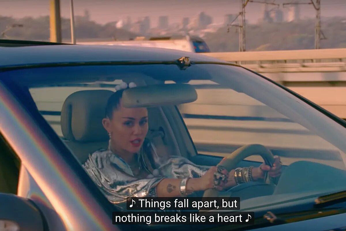 Nothing breaks like a heart feat miley. Mark Ronson и Miley Cyrus, Chris Elliott. Майли Сайрус broken. Miley Cyrus Police Chase. Miley Cyrus Concert on the car.