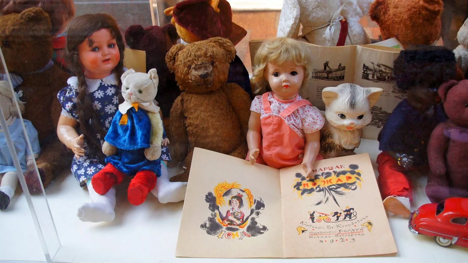 советские деревянные игрушки для детей. игрушки 90х. машинки 80-х. старые игрушки из дерева. советские игрушки для детей.