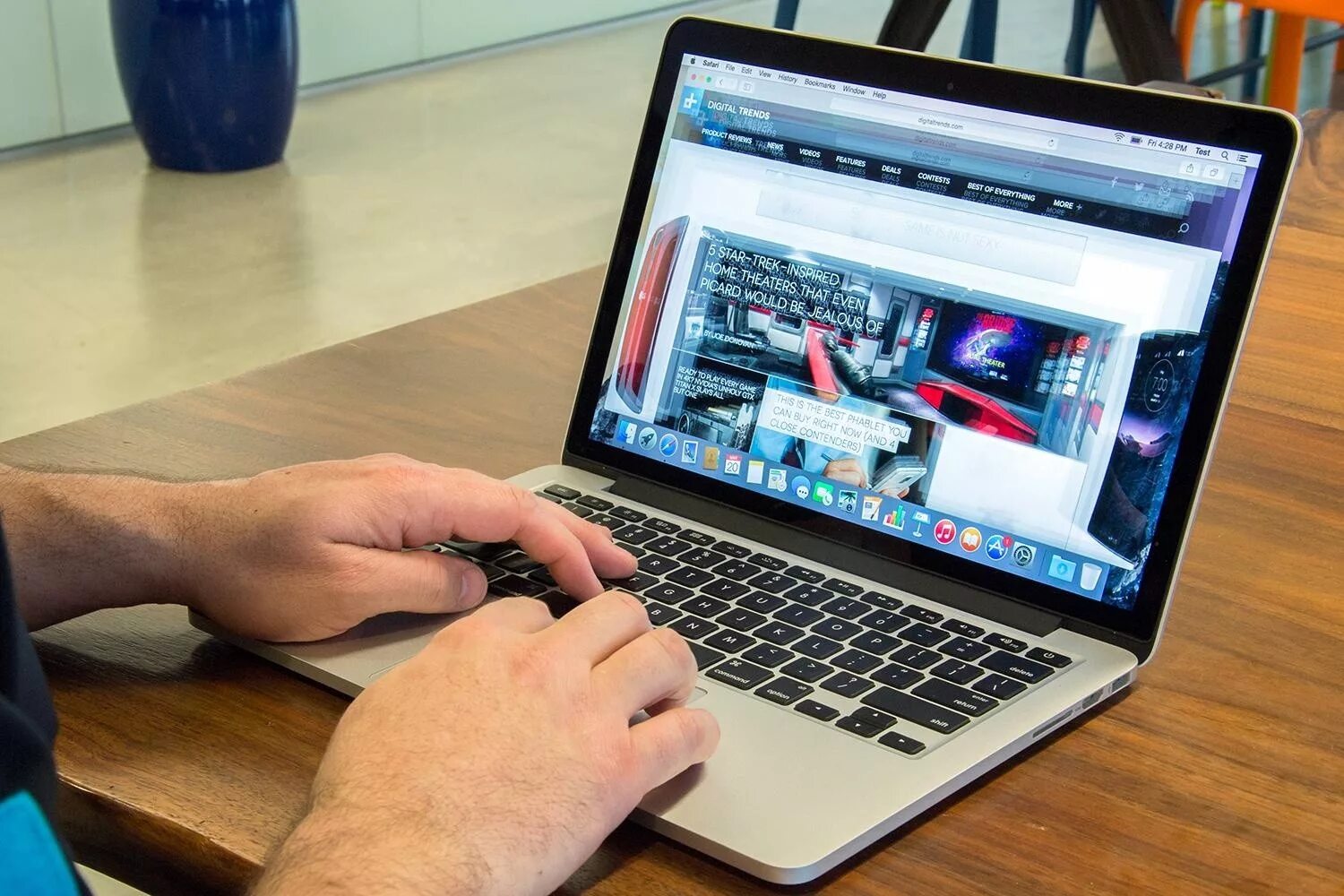 Использование mac. Ноутбук новости. интерфейс ноутбука. macbook pro в руках. через ноутбук.