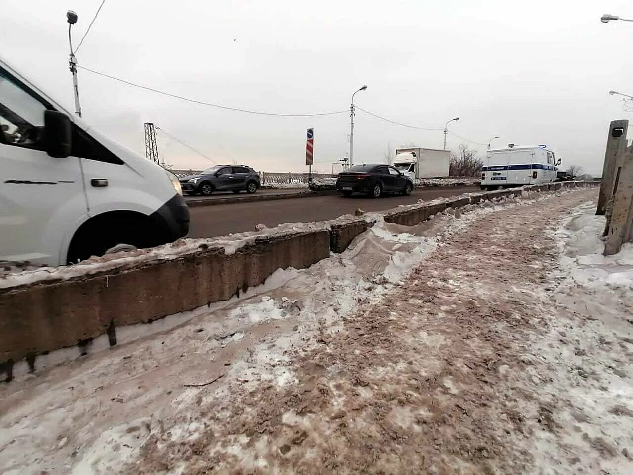 Беспилотник в уфе упал в черниковке. Уфа мост. Шумавцовский мост Уфа. Мост эстакада. Тротуар.