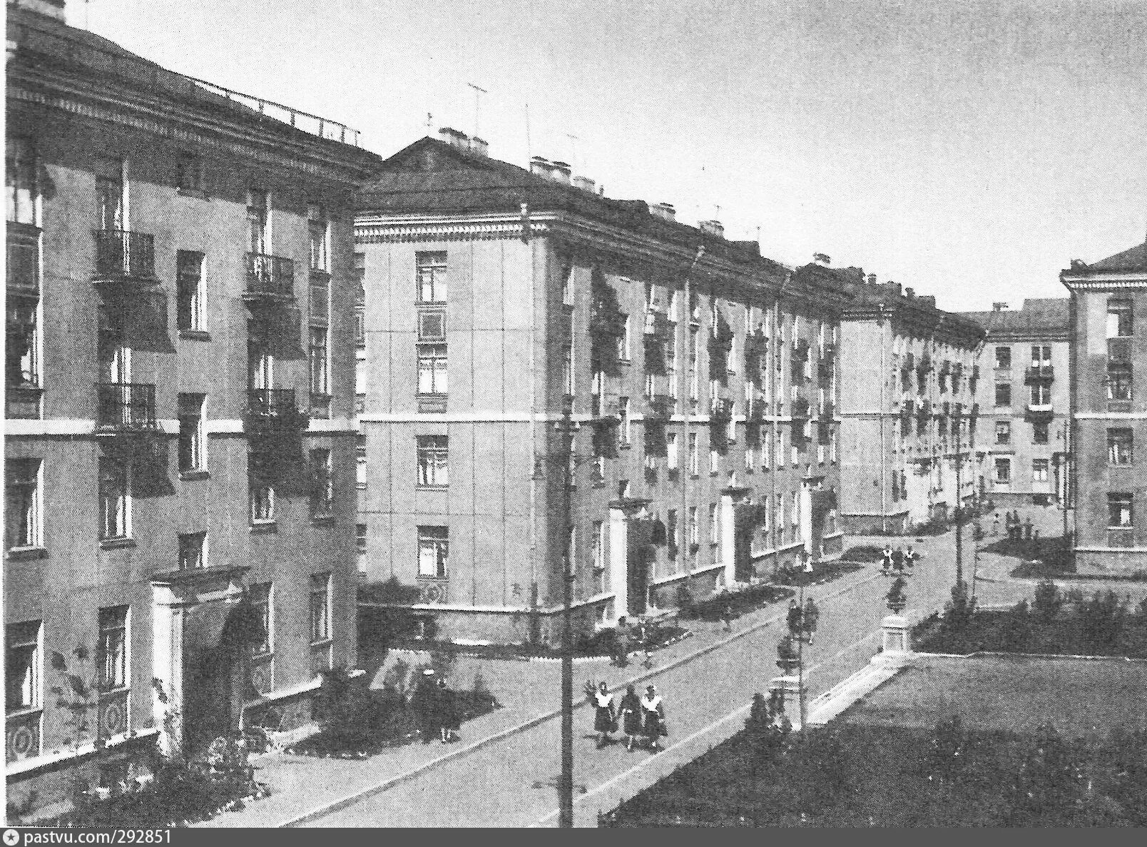 Старые фото благодатной улицы. Орджоникидзе 47 ижевск. Улица максима горького ижевск. Год постройки 1952. Минфин ссср здание.