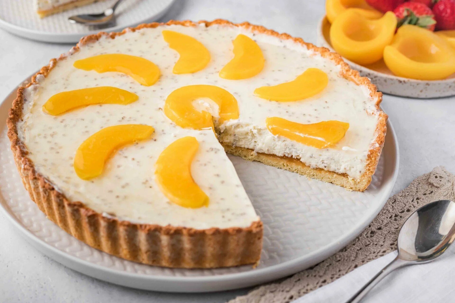 Торт с персиками и сметанным кремом. Торт с персиками консервированными. Персиковый торт бисквитный. Торт с персиками и творожным кремом. Медово ореховый торт с персиками.