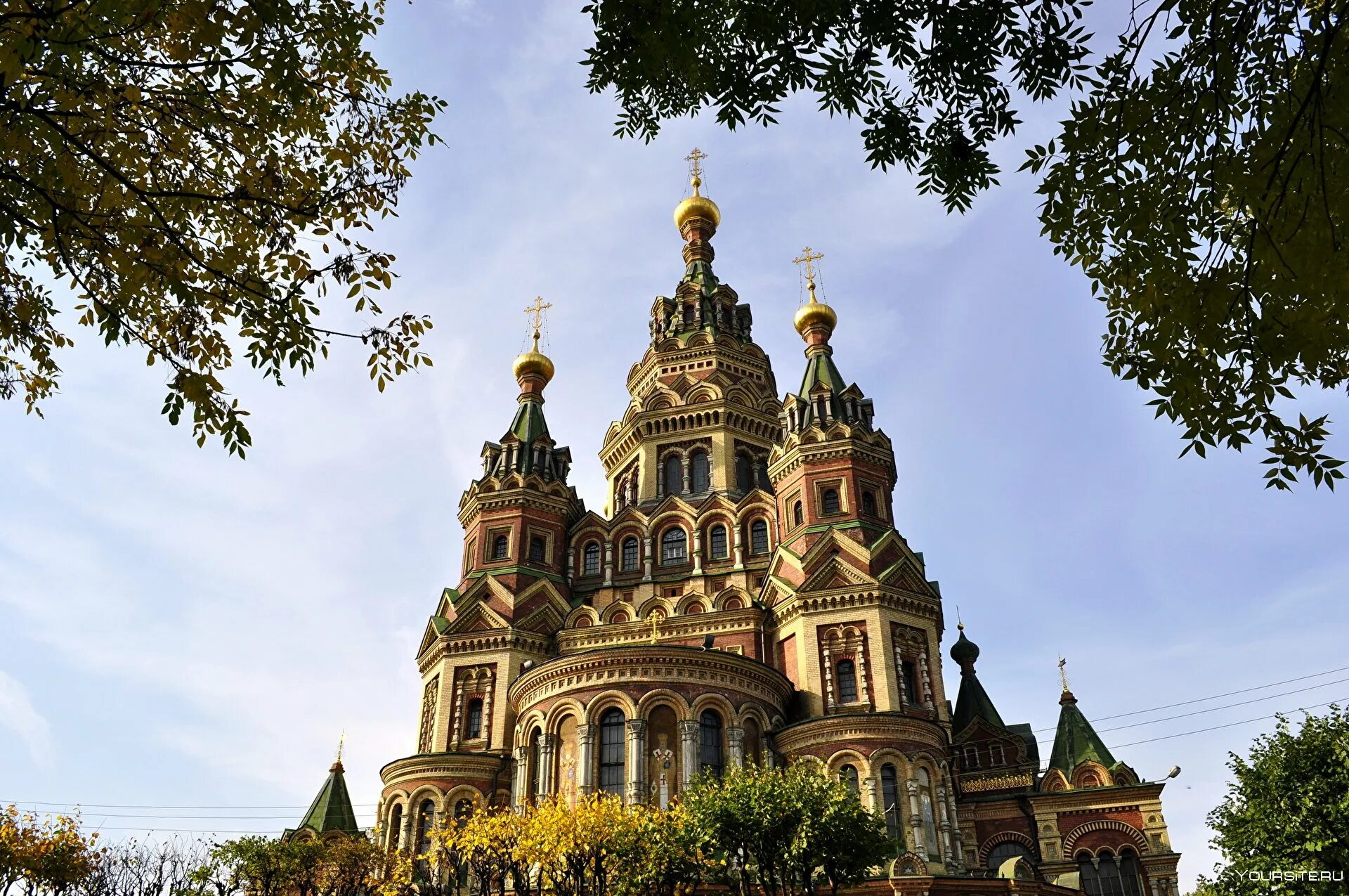 Что такое храм. Собор Петра и Павла Петергоф. Петербург собор Петра и Павла в новом Петергофе. Приход собора апостола Петра и Павла Петергоф. Собор Петра и Павла на берегу Ольгина пруда.
