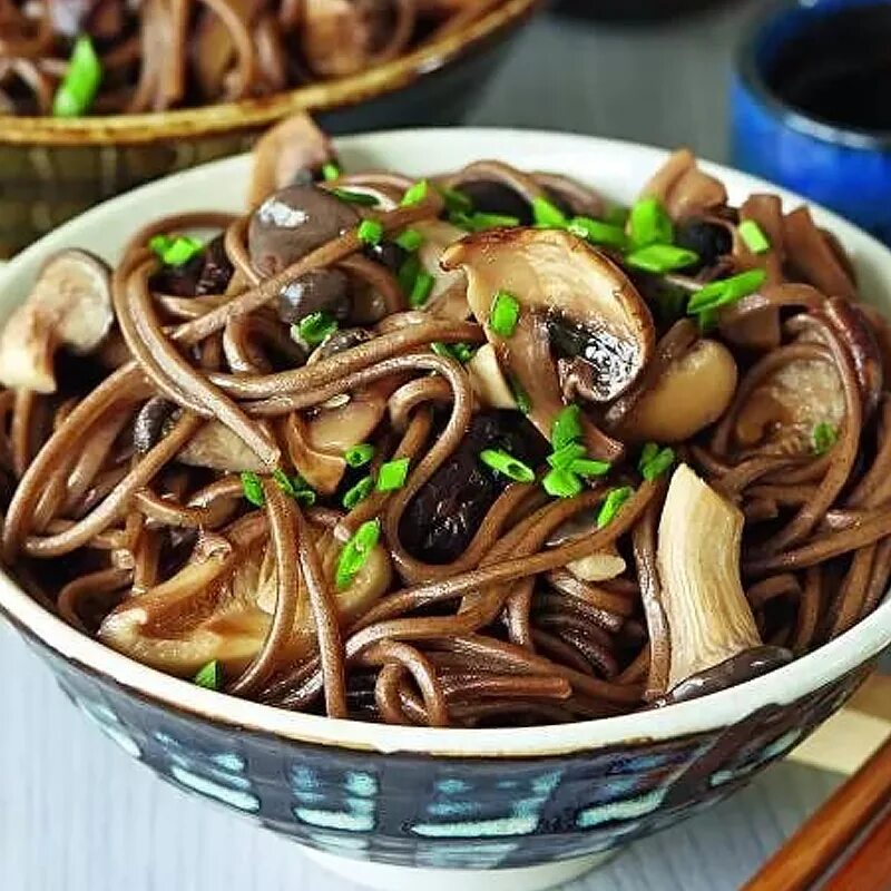 Лапша с шампиньонами рецепт. Soba гречневая лапша. Гречневая лапша с овощами и шампиньонами. Мисо с грибами и гречневой лапшой. Гречневая лапша с грибами.