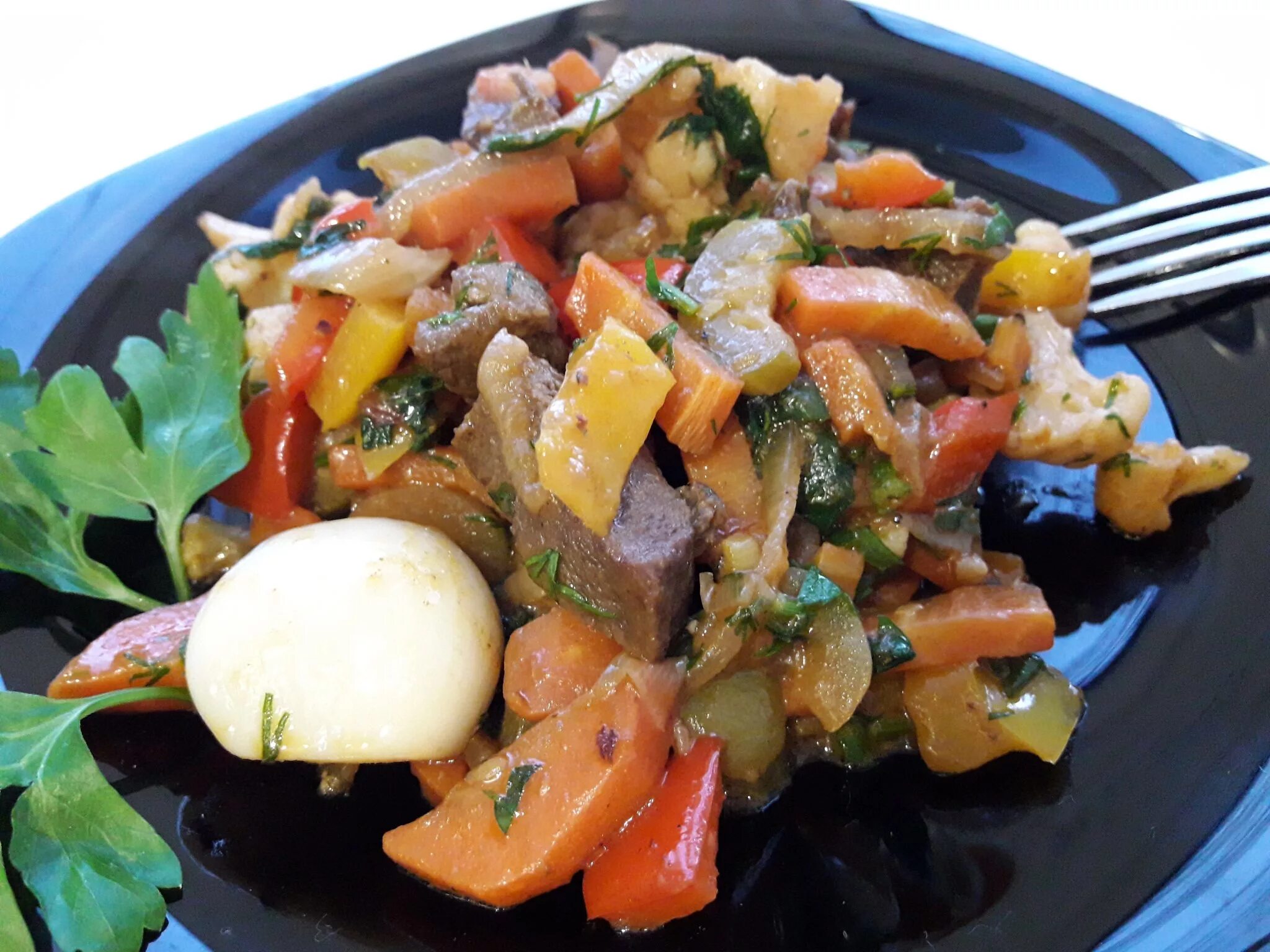 Курица с овощами капустой. Блюда из тушеных овощей. овощное рагу. рагу с овощами. рагу с мясом и овощами.