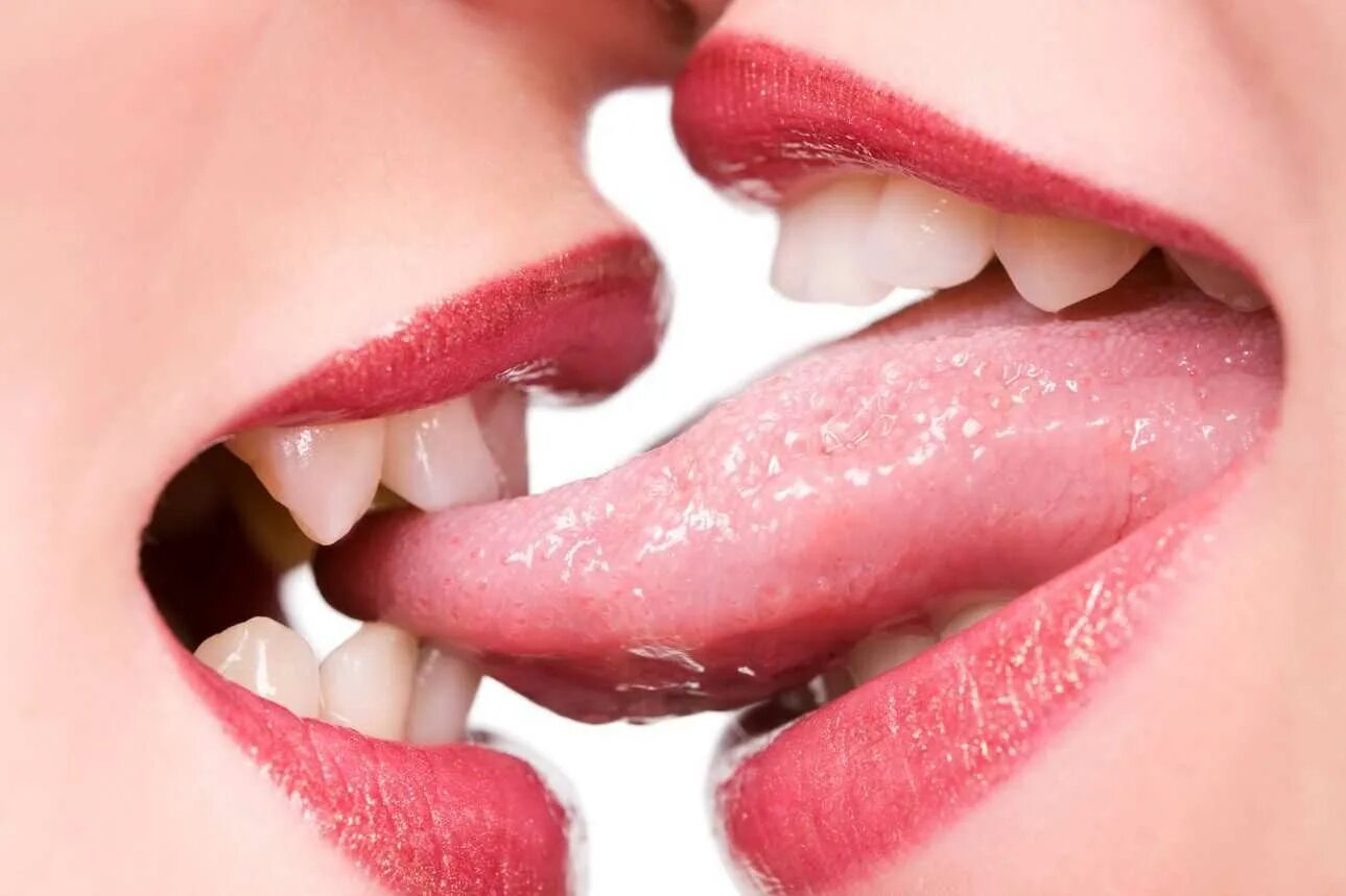 Девушка лижет губы. Губы с языком фото. Поцелуй в губы. Женский поцелуй. Поцелуй с языком.