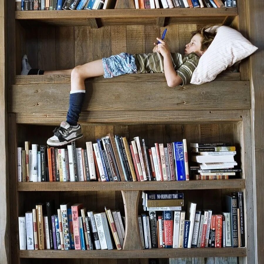 Идеи для книголюбов. Чтение книг. Хобби чтение. Падающие книги.