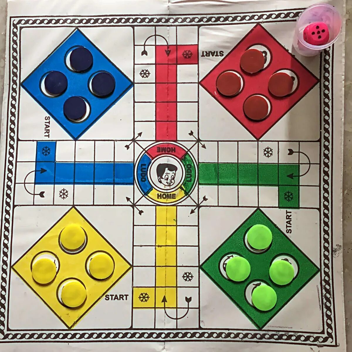 Игра лудо легенд. Игра Лудо. Ludo игра настольная. Игра Лудо правила игры. Поле для игры Лудо.