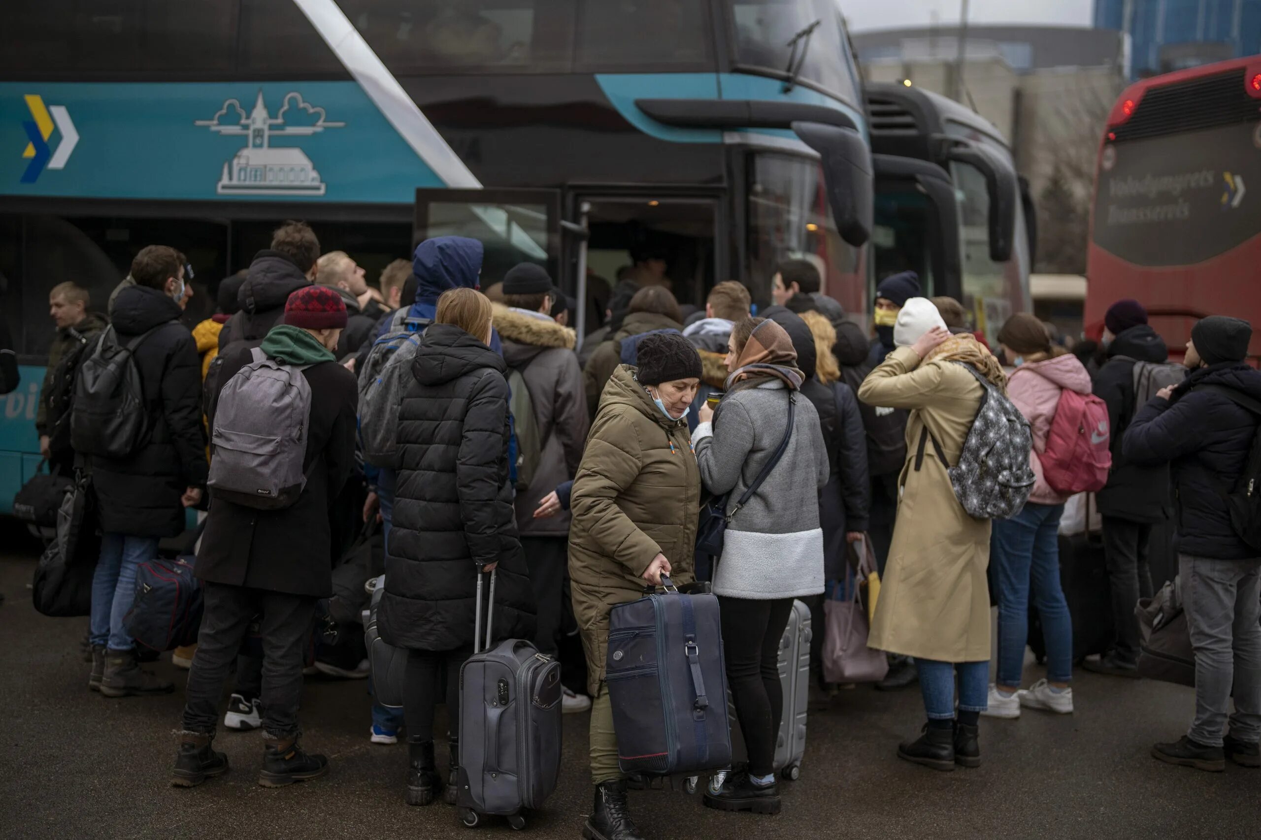 Очередь в поезд. Люди из автобуса. Жители Киева покидают город. Очередь в Польше. Жители харькова покидают город