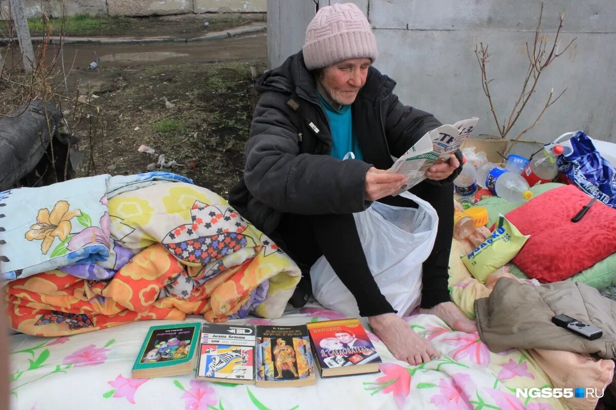 Омичка прожила 35 лет в бочке. Он живет в омске. С днем города. Он живет в омске. Пятиэтажка фото.