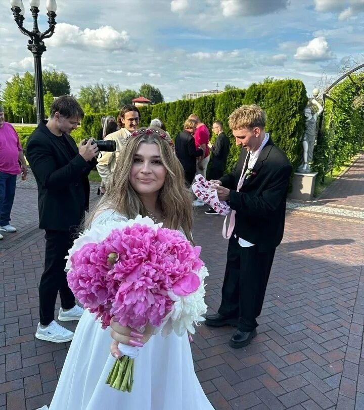 Брак. Она вышла замуж за простого. Девушка поженилась на ковре. Get married. Свадебное платье второй раз замуж.