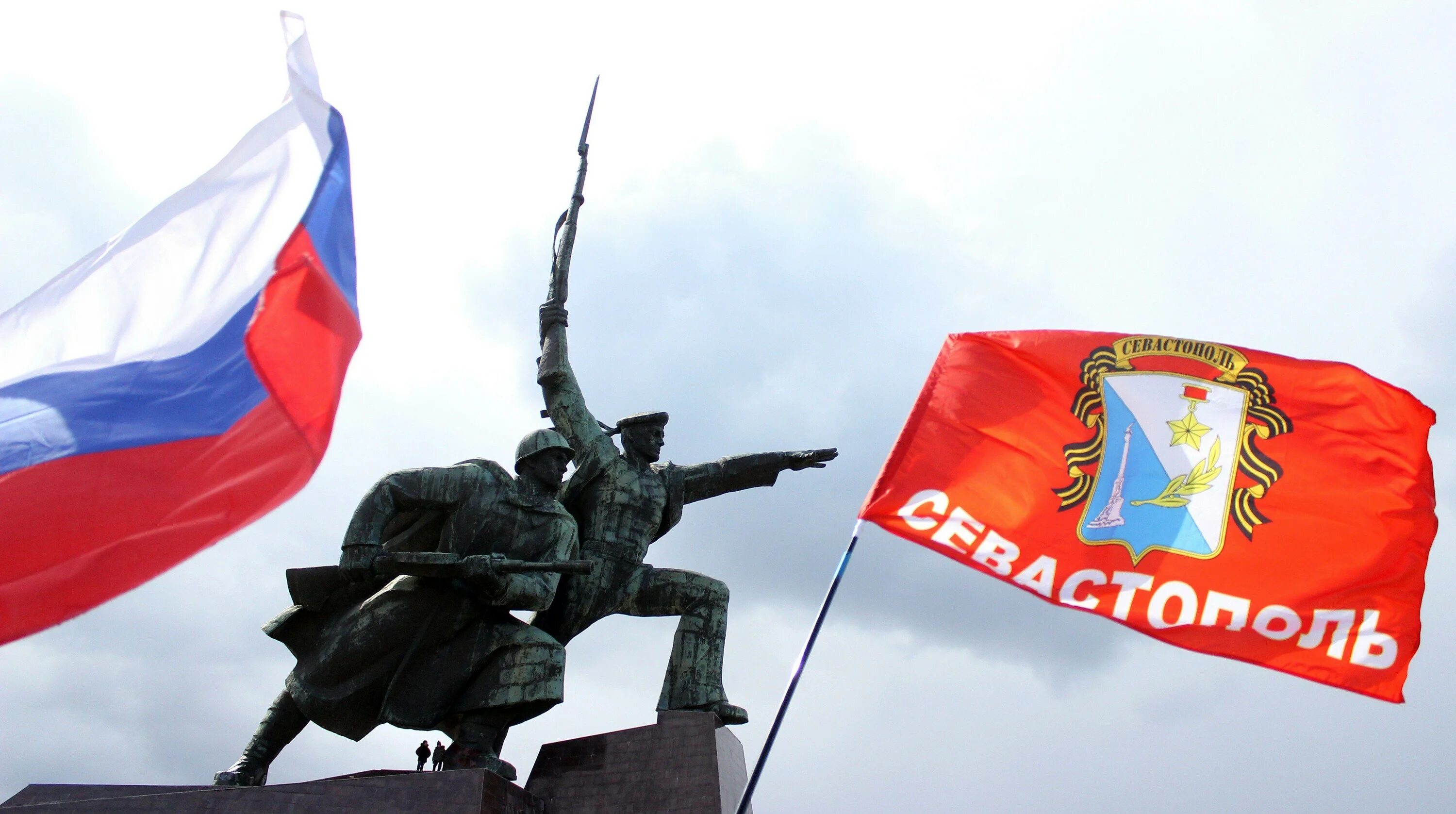 Знамя над освобожденным ростовом. Стихотворение про флаг. Шарф болельщика. Флаг над головой. Флаг над головой.