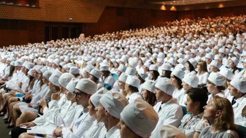 Лучшие медицинские университеты. Учеба в медицинском университете. Учеба в медицинском. Студенты медики. Медицинские институты фото.