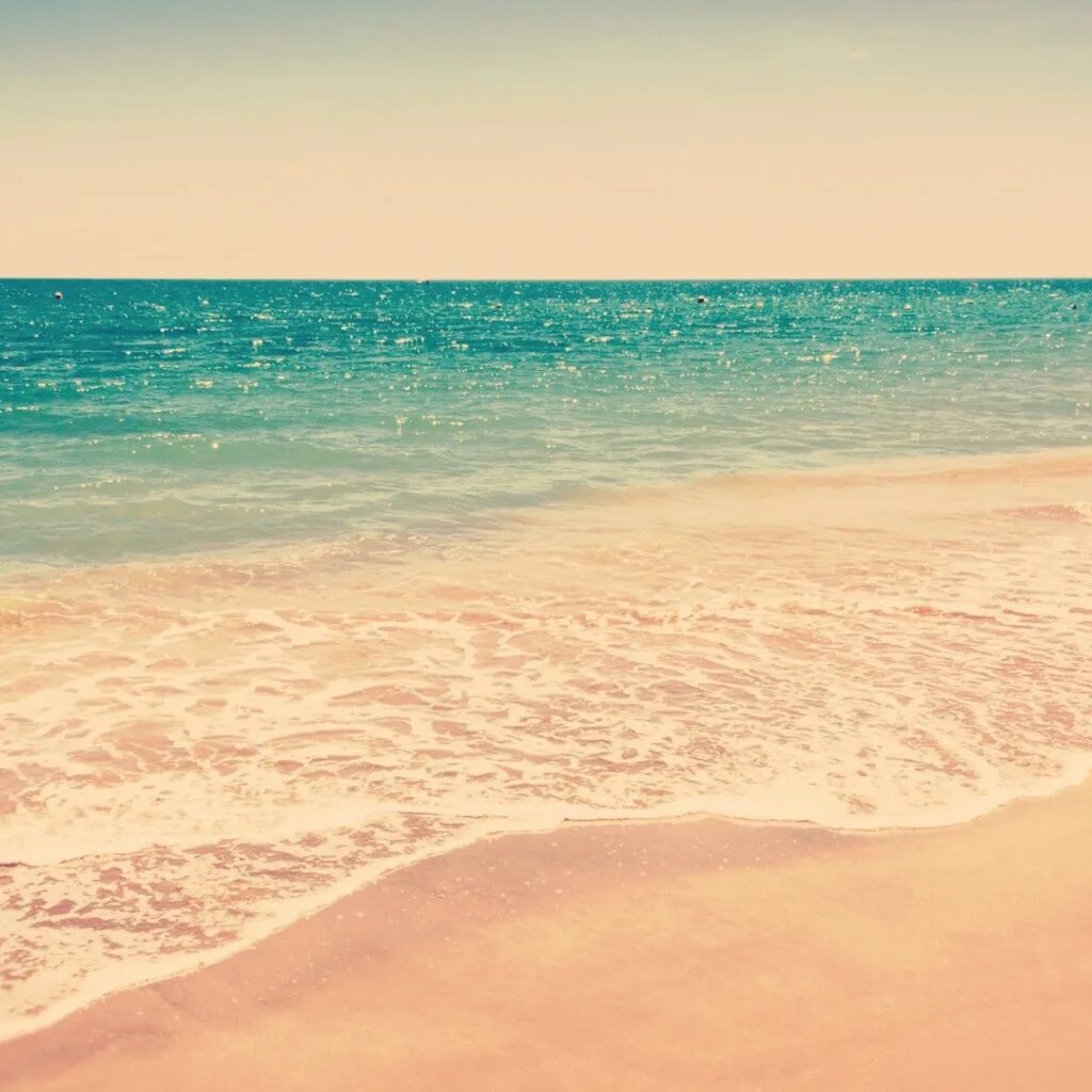 Девушка на пляже под зонтиком. Море лето песня. Море диско. Море лето песня. Девушка с гитарой у моря.