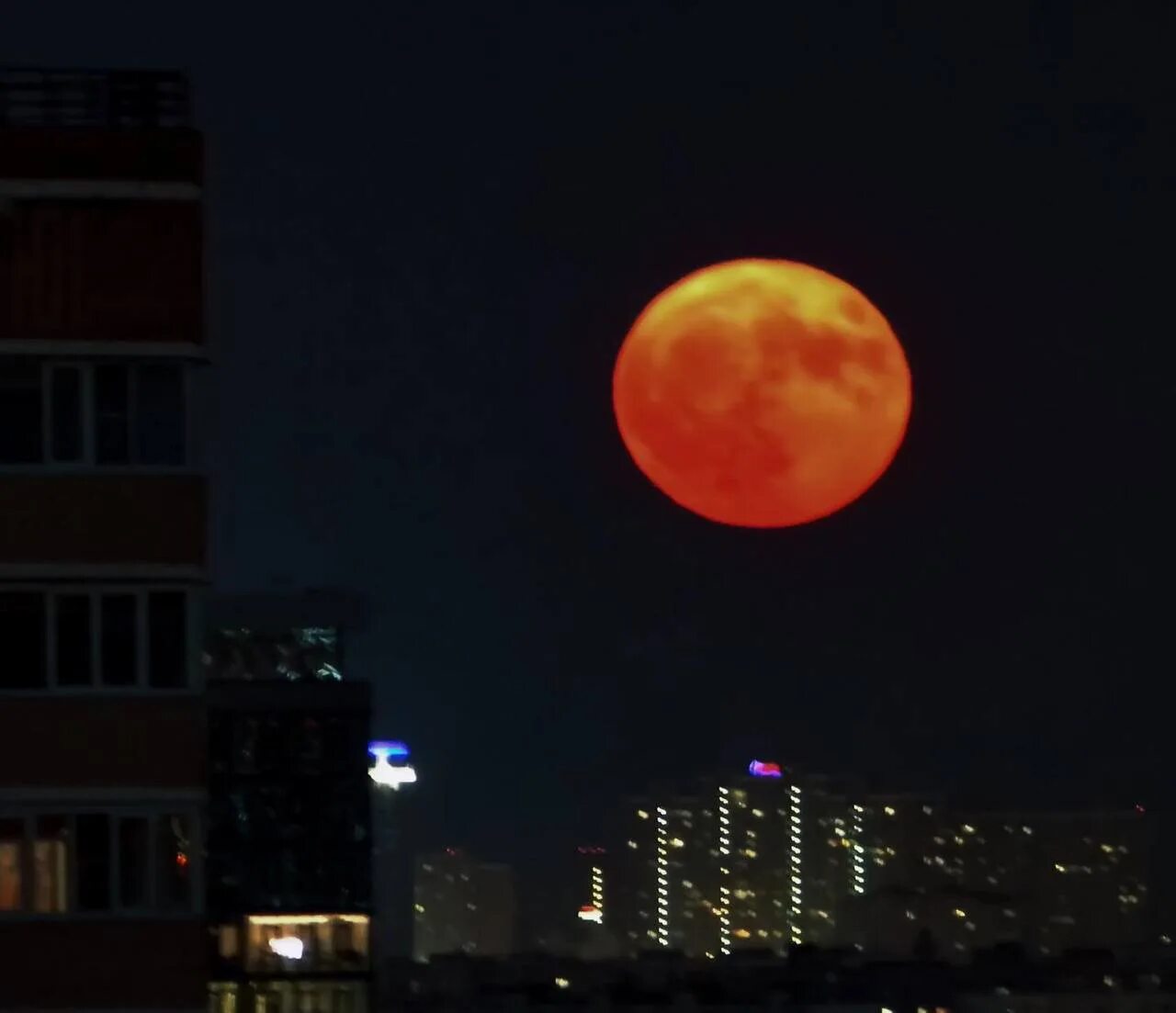 Кровавая луна в россии. Кровавая Луна явление. Кровавое суперлуние. Красная Луна. Ночь кровавой Луны.