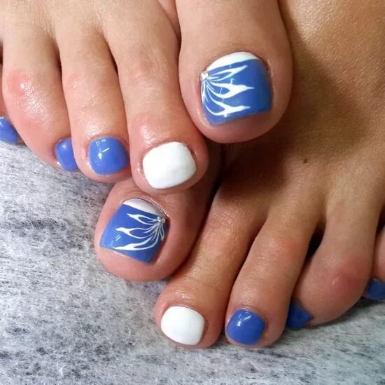 Женский педикюр. Педикюр синий. Ноги бело синие. Ноги бело синие. Ноги бело синие.