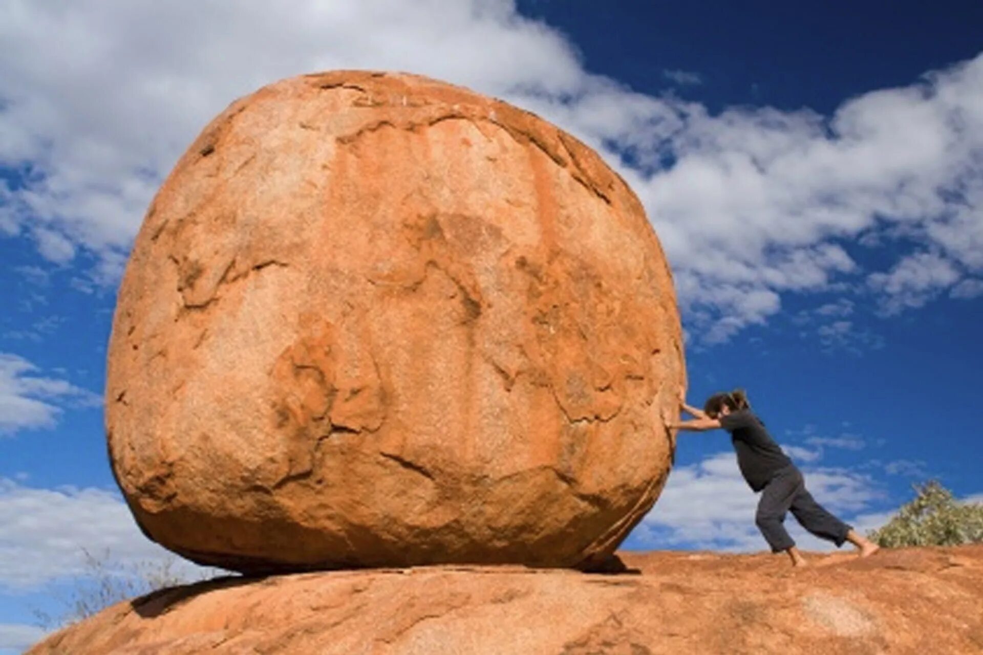 Чел катит камень. Катит шар в гору. Чел катит камень. Катит камень в гору. Чел катит камень.