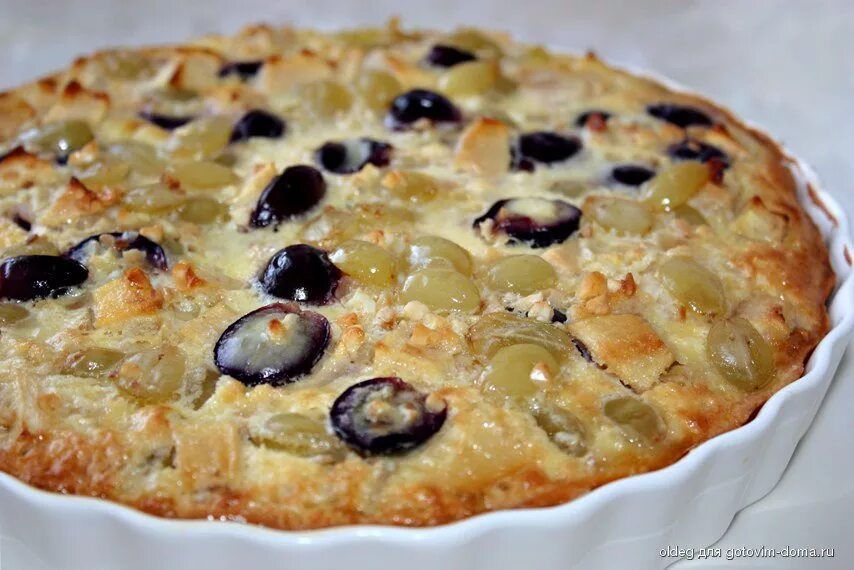 Пирог с виноградом в сметанной заливке. Пирог с виноградом и грецкими орехами. Виноградный пирог открытый. Домашний пирог с виноградом. Выпечка с виноградом.