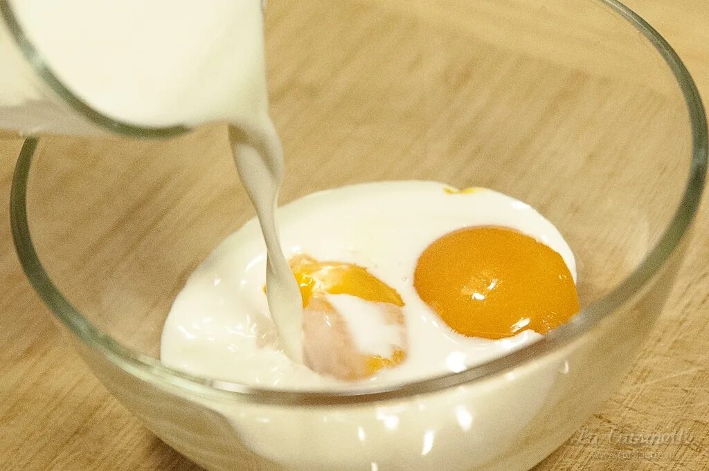 Крем молоко желток. Молоко и яйца. Яйца в миске с молоком. Желток молоко. Молочные блюда.