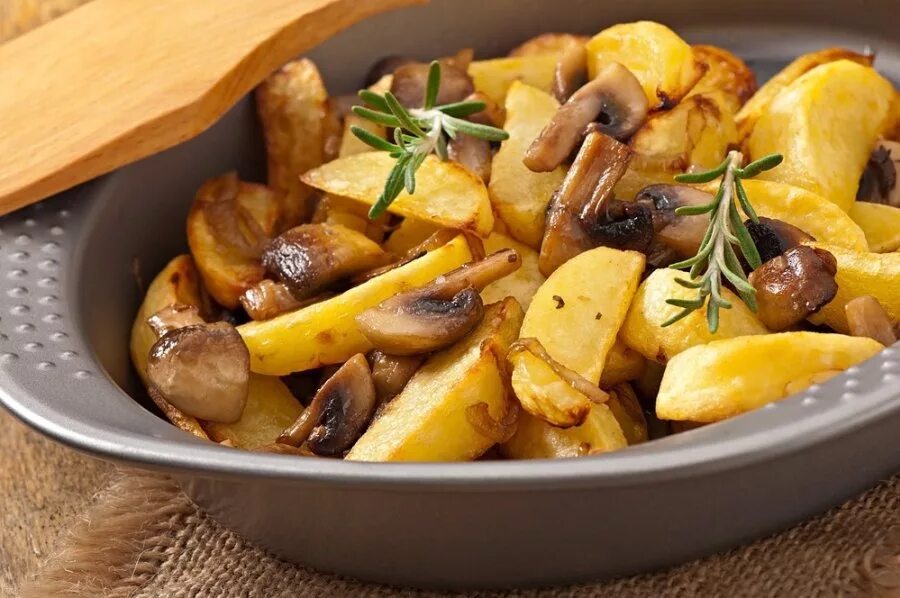 Деревенская сковорода рецепт. Картошка с грибами. Картофель жареный с грибами. Карточки грибы. Картошка с белыми грибами.