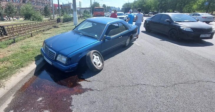 Мерседес авария Волгоград. Авария в Волгограде сегодня в Краснооктябрьском районе. Высота 102 Волгоград происшествия. V102 волгоград новости сегодня