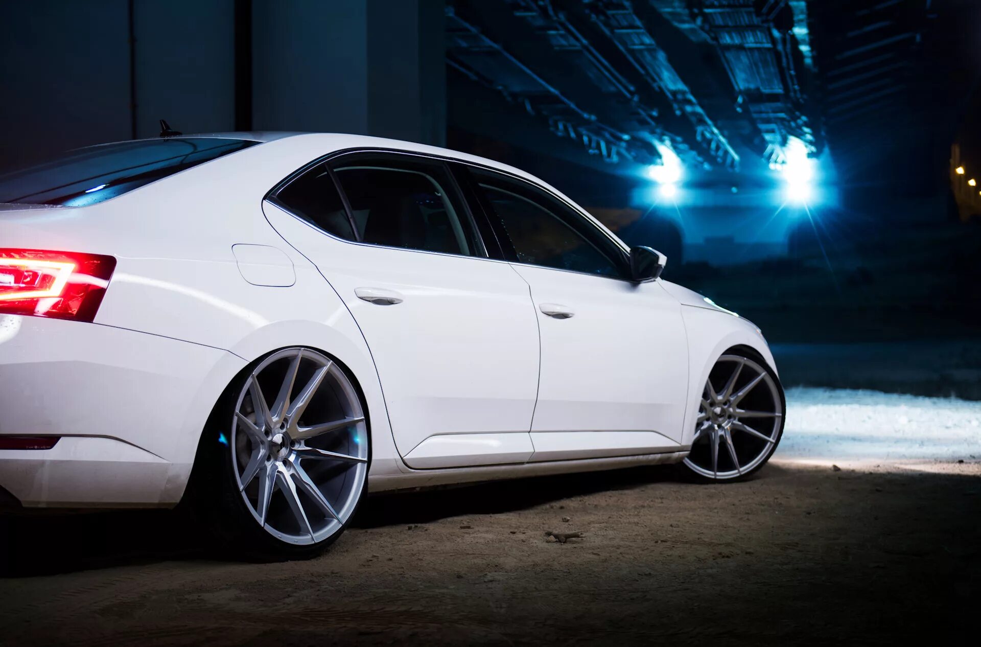 Диски на шкода суперб. Диски шкода суперб 3 r18. skoda superb 19. skoda superb 3 диски r19. диски шкода суперб r19.