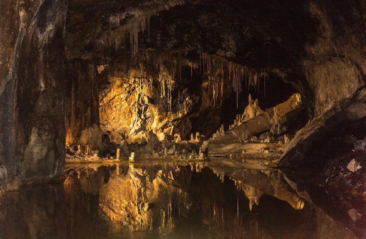 свет в пещере. тюрингия пещеры. сказочные гроты заальфельда. сказочные гроты заальфельда. тюрингия пещеры.