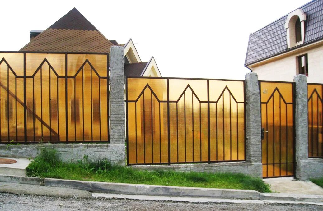 Секционный металлический забор 250ч150. Забор из кубиков. Забор профлист калитка евроштакет. Заборы форумы. Забор из евроштакетника 1014.