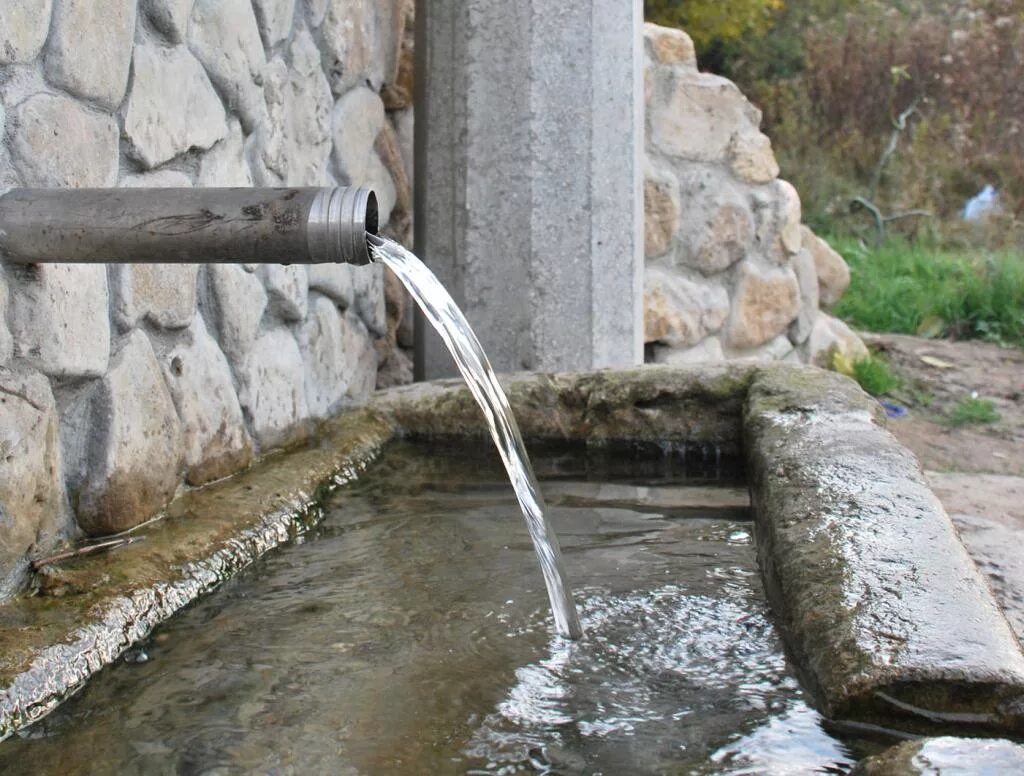 Питьевые подземные воды. Скважина минеральной воды. Питьевая вода из скважины. Искусственные источники воды.