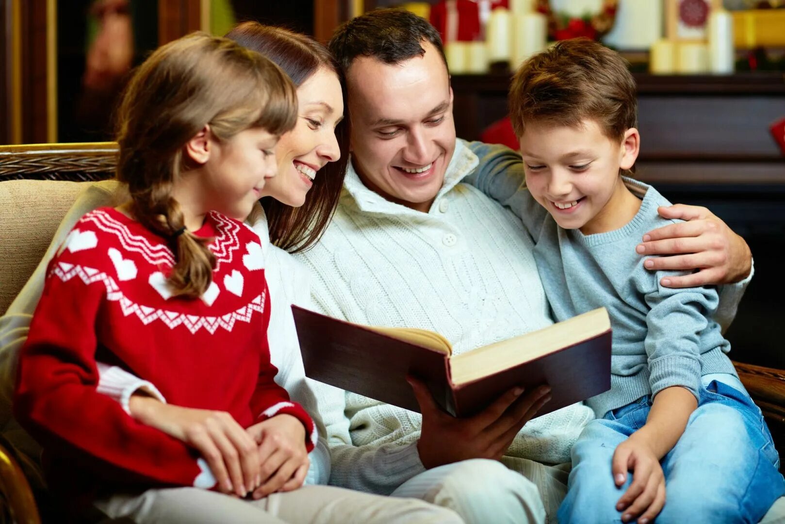 Книга в кругу семьи. Семейные традиции. Семейное чтение. Родители и дети. Современная семья.