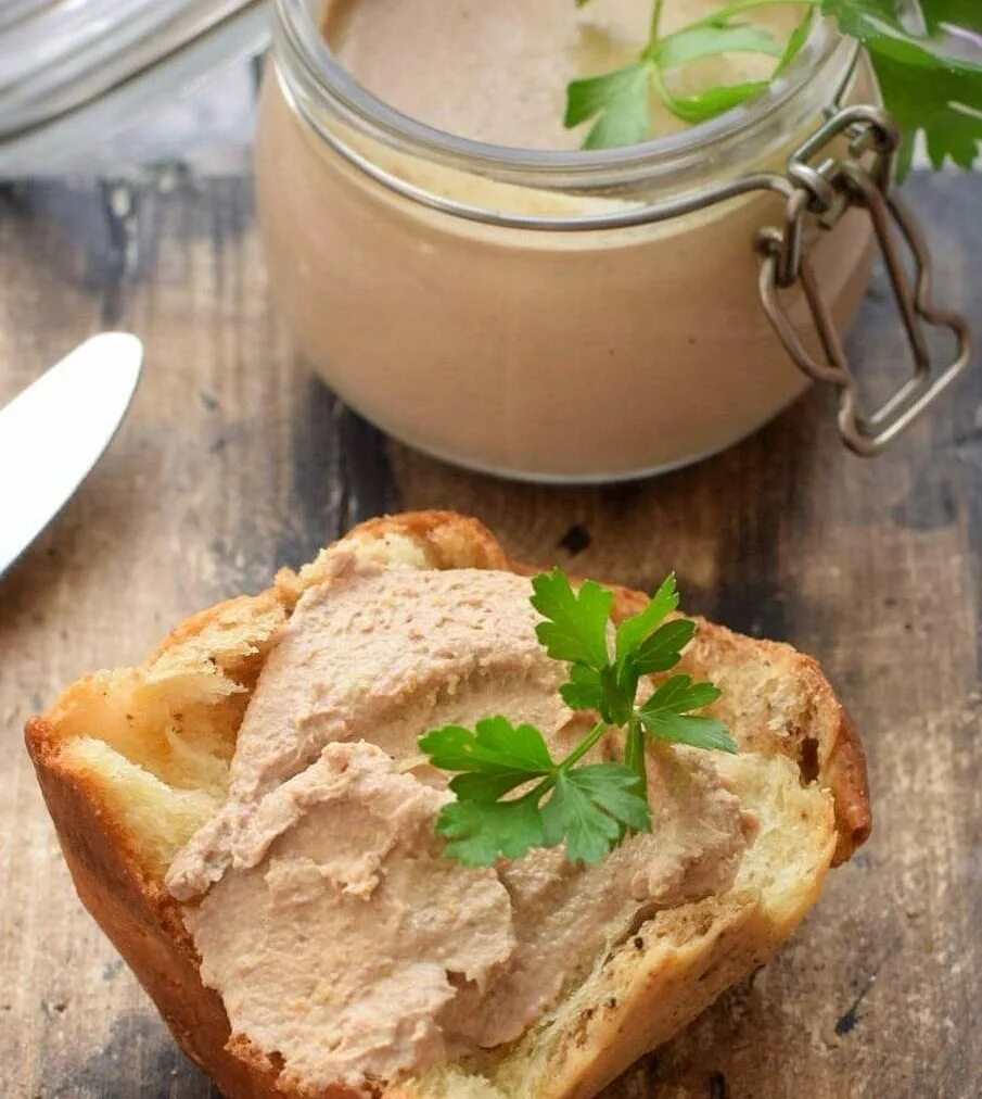 Рецепт паштета из печени курицы. Печёночный паштет из куриной печени. паштет печеночный куриный. гарнир к паштету из куриной печени. каштет.