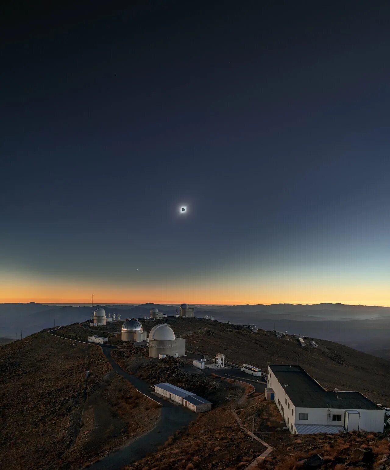 В какое время сегодня будет затмение. Обсерватория ла-Силья, Чили. Обсерватория eso ла Силья. Солнечное затмение астрономия. Солнечное затмение в поле.