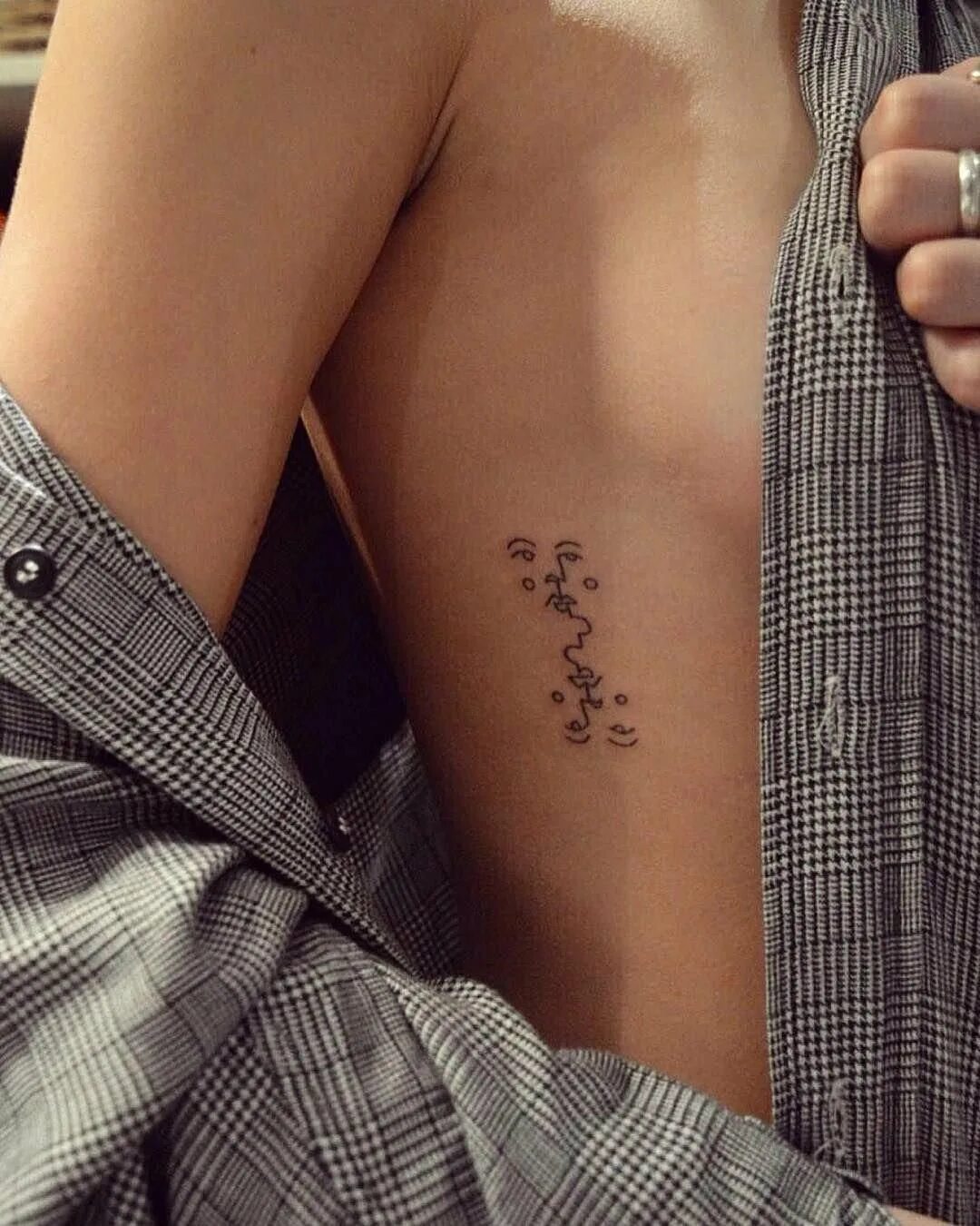 Места для тату у девушек. Самые больные места для татуировок для девушек. Места для тату у девушек. Татуировка пляж. Красивые тату для девушек.