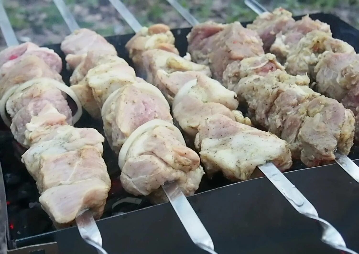 Самый шашлык. Шашлык из свинины. вкусный шашлык из свинины. шашлык из свиного карбоната. мариновка шашлыка.