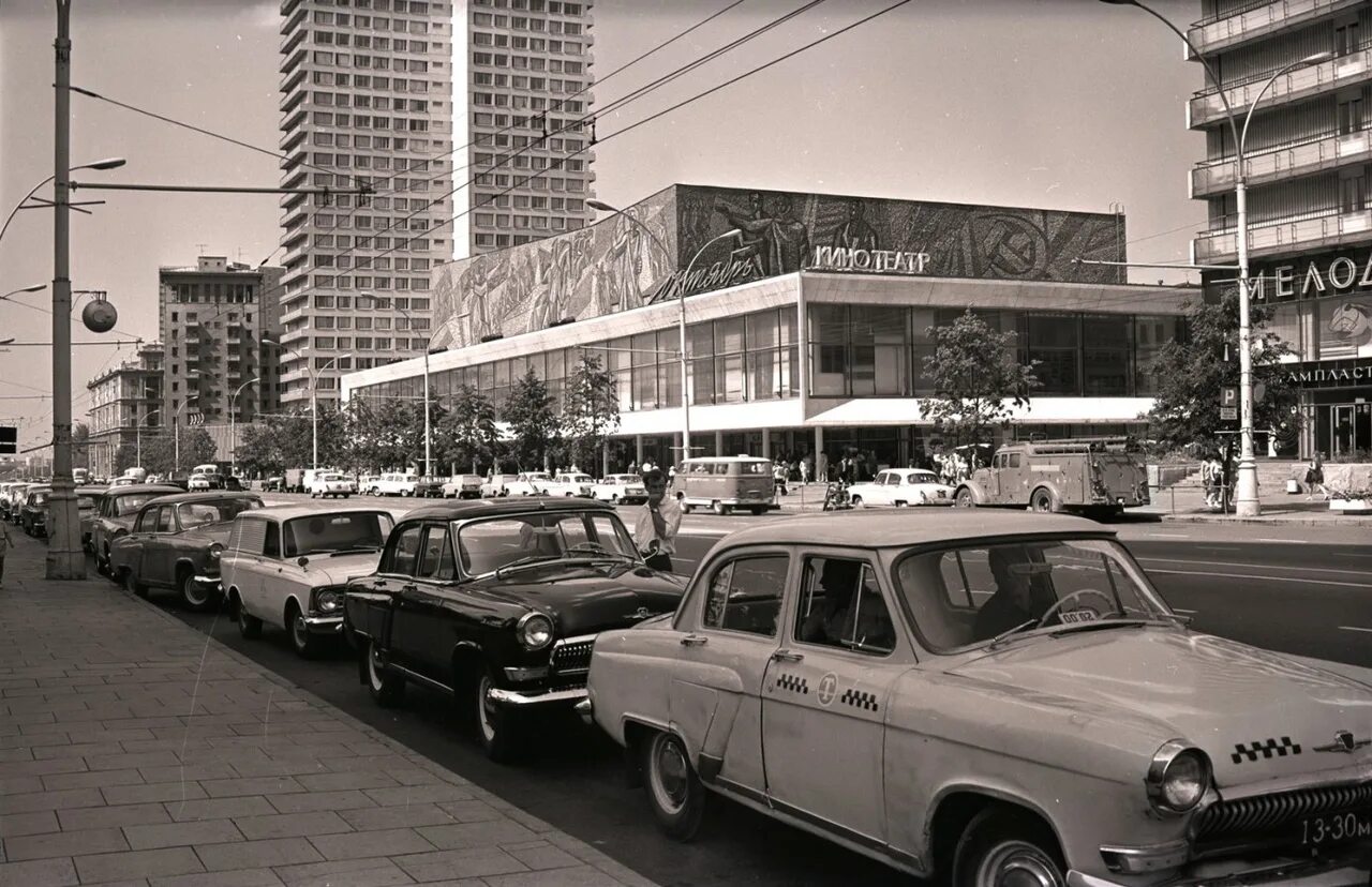 Советские кинотеатры москвы. Кинотеатр октябрь на проспекте Калинина. Кинотеатр октябрь Арбат 1970. Новый Арбат 1973. Проспект Калинина Москва СССР.