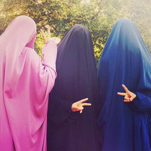Мусульманские подруги. Никаб Муслима. Подружки мусульманки. Сестры мусульманки. Три девушки мусульманки.