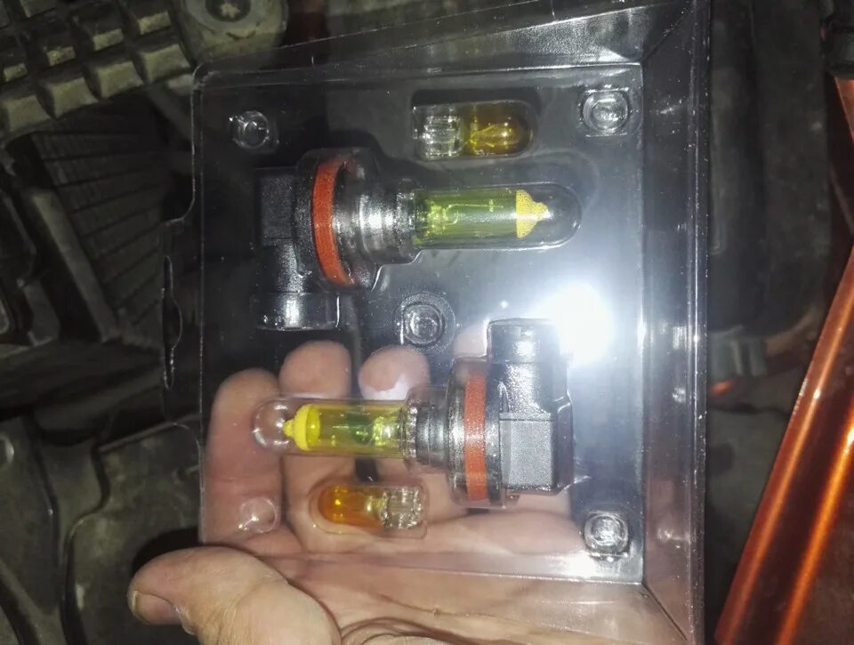 Меняем лампочки в ПТФ лада Веста Н16 12V 19W на Н11 12V 55W .Снял растяжки со сп