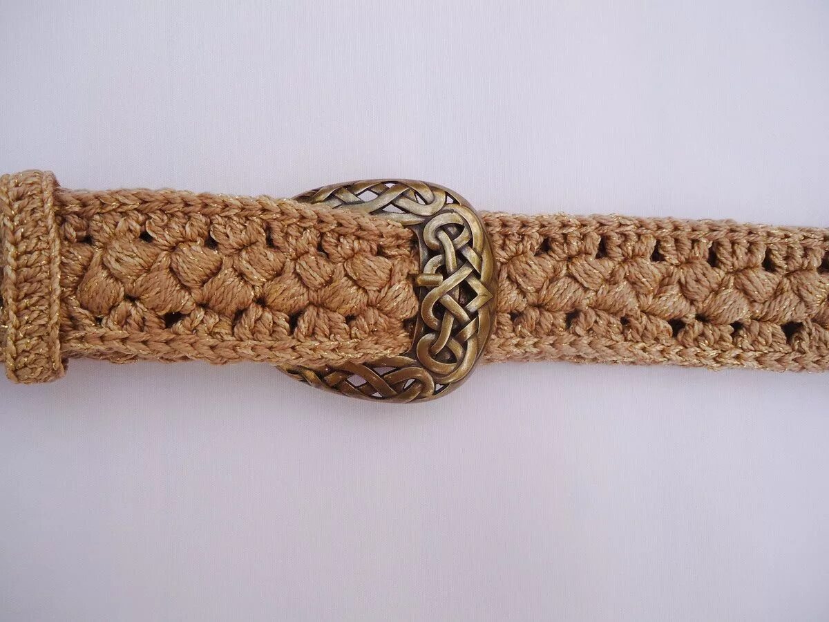 Вязаный ремень. Вязаный ремень крючком. Связать пояс спицами. Вязаный пояс спицами. Вязаный женский пояс.