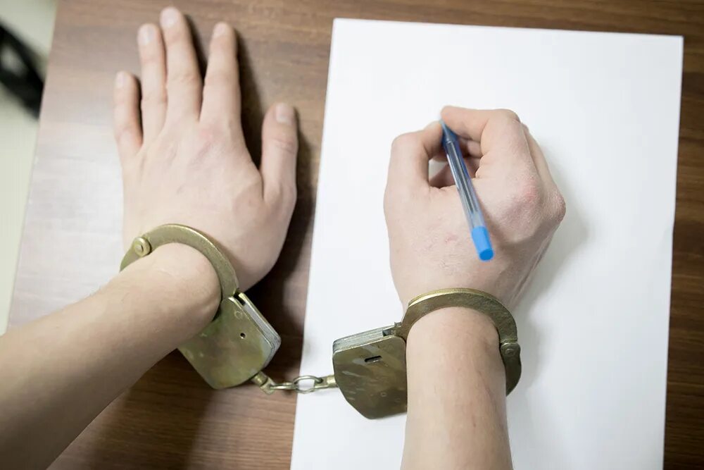 Явка с повинной после возбуждения уголовного. Ручки в наручниках. адвокат в наручниках. явка с повинной. руки в наручниках картинки.