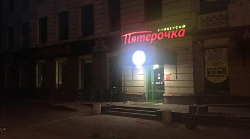 Ночной продуктовый магазин. Магазин ночью. Ночной магазин внутри. Магазин ночью. Пятерочка вывеска ночью.