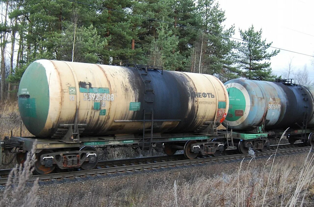 Цистерна мазут. Железнодорожная цистерна для мазута. Цистерна мазут. Вагон-цистерна 15-897. Вагоны ржд грузовые цистерны.