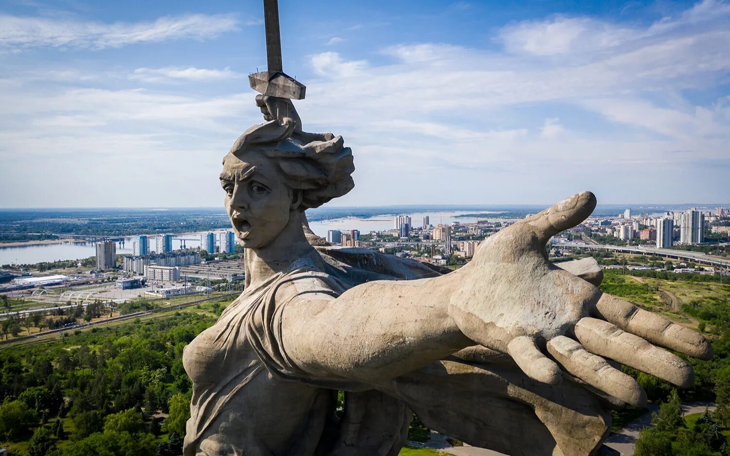 Родина-мать Волгоград и статуя свободы. Motherland Monument Волгоград. Родина мать зовет скульптура. Мамаев Курган Родина мать. Рука родины мать