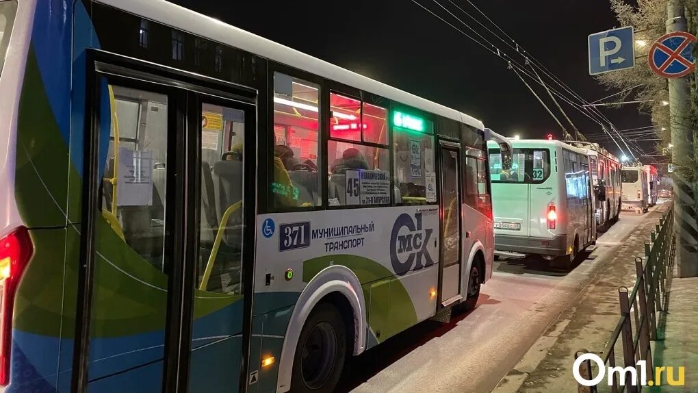 Транспорт в новогоднюю ночь омск. Остановка общественного транспорта. машины автобусы. омск транспорт. автобусные маршруты.