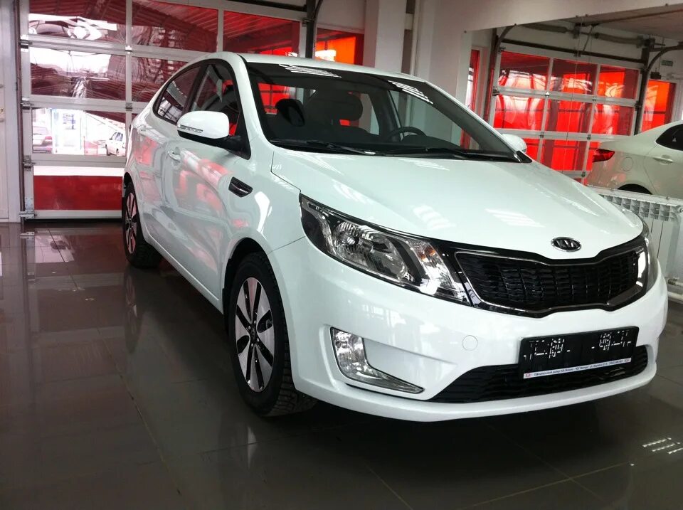 Kia Rio Premium. Машина Киа в743ра. Kia Rio 3 у автосалона. Киа Рио новый автосалон. Куплю кия у дилера новый