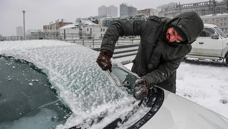 Г грозят. Владивосток ноябрь 2020 ледяной дождь. Ледяной дождь во Владивостоке ноябрь 2020 года. Обледенение во Владивостоке 2020. Замерзшие машины во Владивостоке.