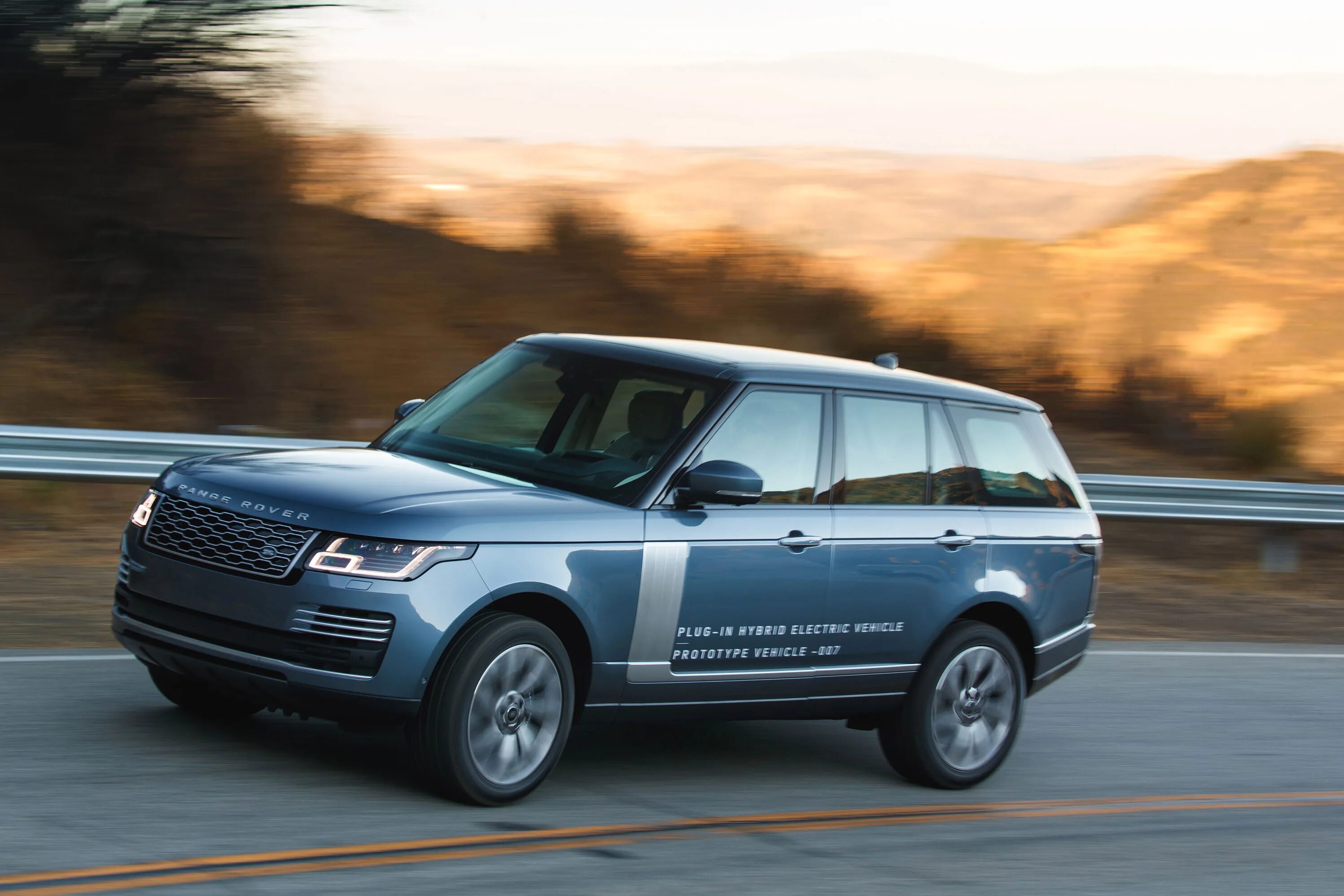 Рендж гибрид. Ленд Ровер 2019. Рендж Ровер 2019. Ленд Ровер PHEV. Range Rover PHEV.