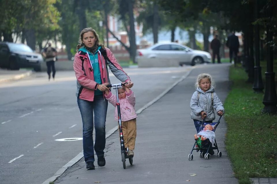 Мама гулять на улице. Женщина гуляет с ребенком. Мамочки на прогулке. Молодые мамы на улице гуляют. Дети взрослые на улице.